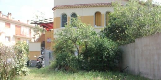 T4 dans villa avec 700 m² de terrain privatif clôturé