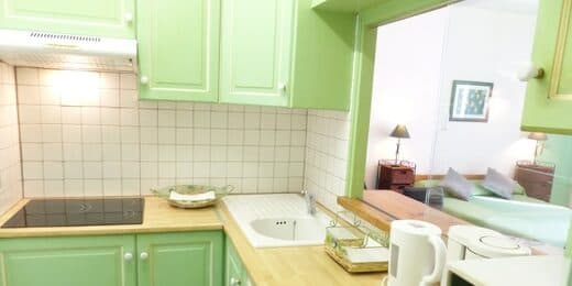 Amelie les bains location daviaud, photo de la cuisine du studio n°C4 avec WIFI gratuit. Cette location se trouve à 100 mètres des thermes.