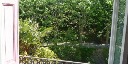 Amelie les bains location daviaud, photo du balconnet avec vue sur rivière du studio n°C3 avec WIFI gratuit. Cette location se trouve à 100 mètres des thermes.