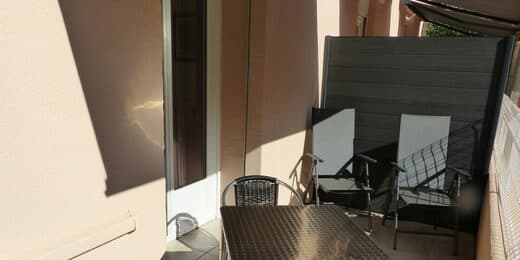 Amelie les bains location daviaud, photo de la terrasse avec vue sur la nature du studio n°B1. Cette location se trouve à 100 mètres des thermes.
