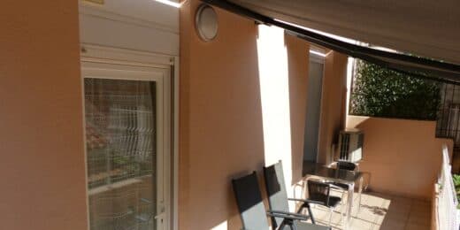 Amelie les bains location daviaud,photo de la terrasse avec vue sur la nature du studio n°B2. Cette location se trouve à 100 mètres des thermes.