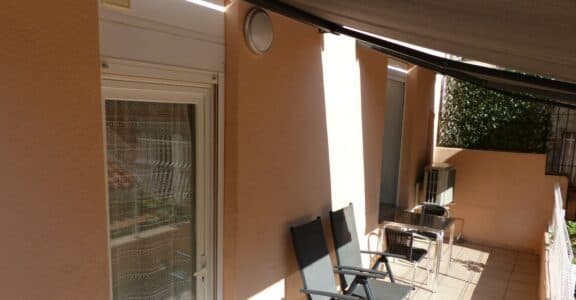 Amelie les bains location daviaud,photo de la terrasse avec vue sur la nature du studio n°B2. Cette location se trouve à 100 mètres des thermes.